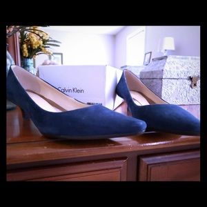 New! Calvin klein deana suede kitten heel sz 6.5